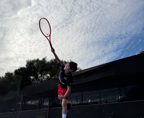 Alumno Promatch con raqueta levantada