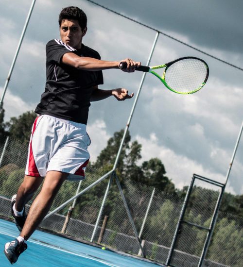 Alumno Promatch sonriente con raqueta
